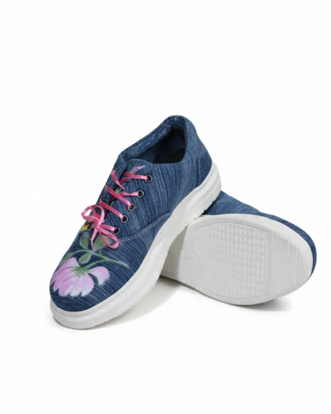 Gambar Sneaker Lukis Recycle Denim – Stylish, Unik & Ramah Lingkungan